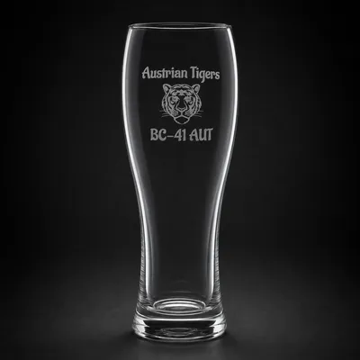 Weizenbierglas mit graviertem Vereinslogo, Tigerkopf und Kürzel, Studioaufnahme