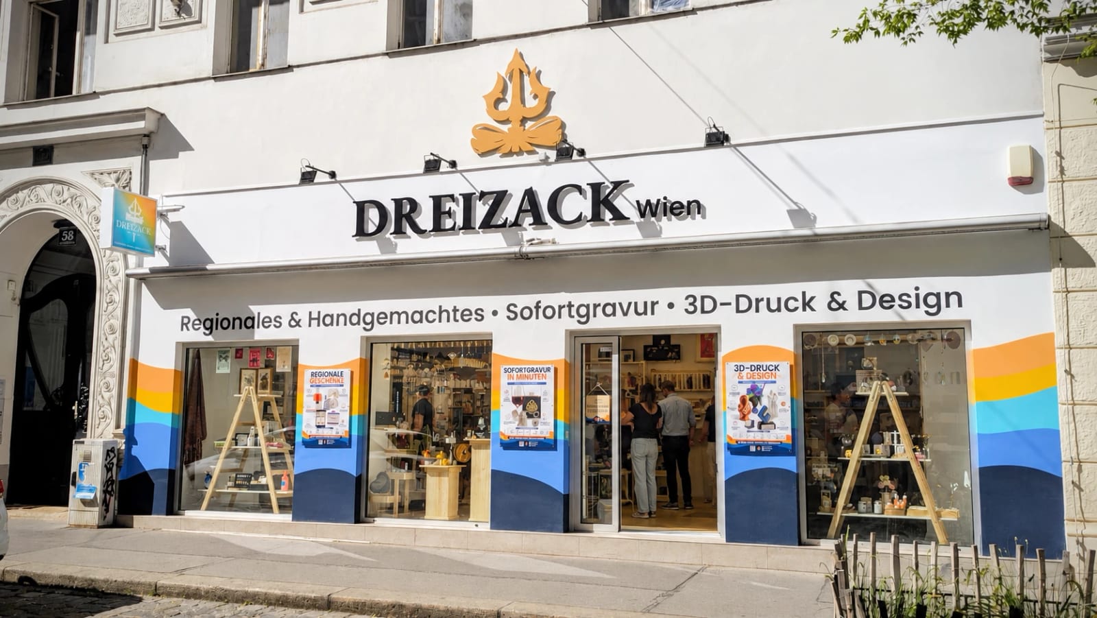 Geschäftsfassade Dreizack Wien in der Josefstädter Straße mit Schaufenstern und offener Tür