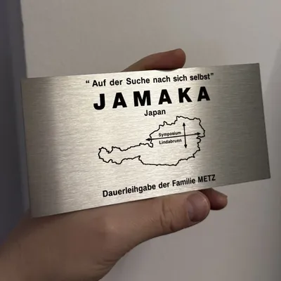 Gebürstetes Edelstahlschild mit graviertem Titel, Landkarte und Hinweistext