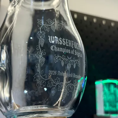 Bauchige Glaskaraffe mit graviertem Weinreben-Ornament, Titel, Jahr und Namen