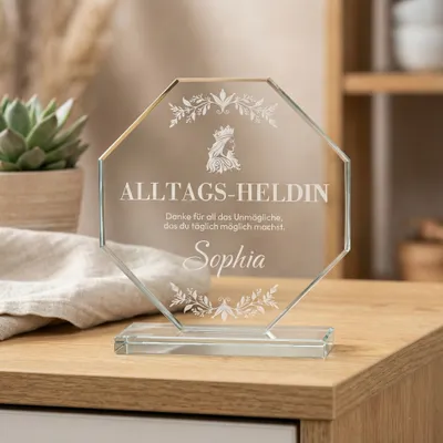 Achteckiger Glaspokal auf Sockel mit gravierter Widmung, Vorname und Blumenornament