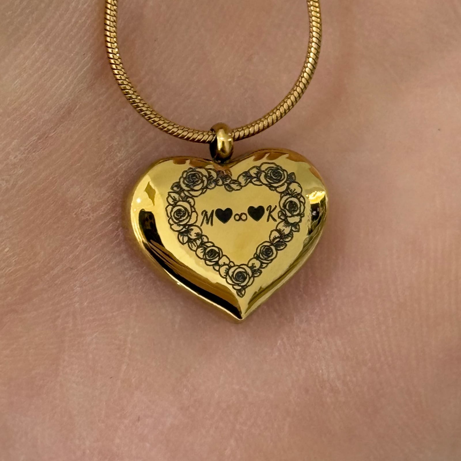 Goldfarbener Herzanhänger an Kette, graviert mit Rosenkranz, Initialen und Herzen