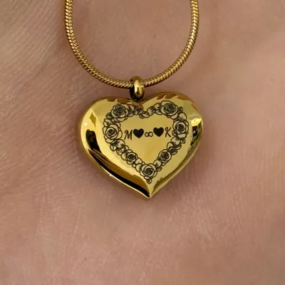 Goldfarbener Herzanhänger an Kette, graviert mit Rosenkranz, Initialen und Herzen