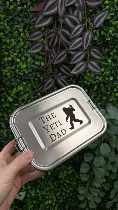 Lunchbox aus Edelstahl mit graviertem Schriftzug und Yeti-Silhouette auf dem Deckel