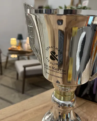 Großer silberner Pokal mit gravierten Namen und Widmung zum Firmenjubiläum