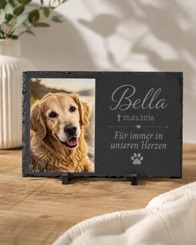 Schiefertafel auf Ständer mit gravierter Hundefotografie, Name, Datum und Widmung
