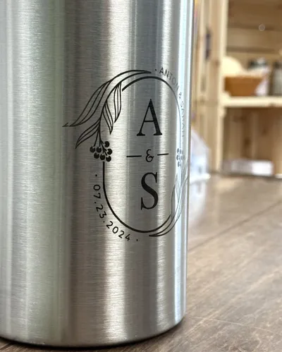 Edelstahl-Thermosflasche mit graviertem Monogramm im floralen Kranz und Datum