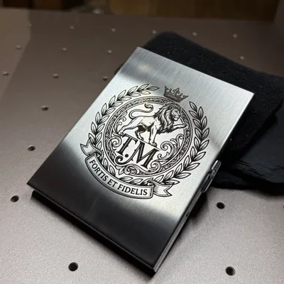 Visitenkartenetui aus gebürstetem Edelstahl mit graviertem Wappen und Initialen