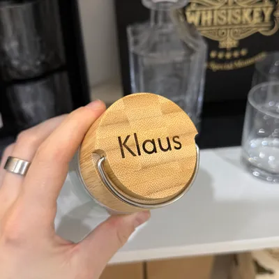 Vorratsglas mit Bambusdeckel, in den ein Vorname großflächig graviert ist