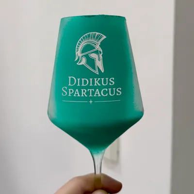 Türkis beschichtetes Weinglas mit hell graviertem Helm-Motiv und Schriftzug