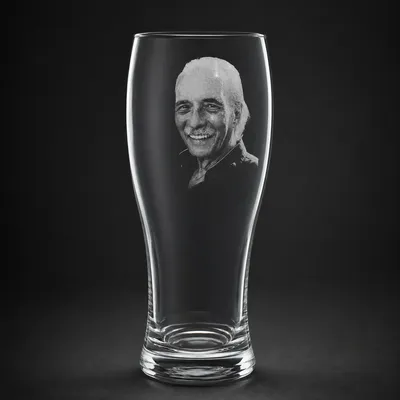 Weizenbierglas mit fein gravierter Porträt-Fotogravur vor dunklem Hintergrund